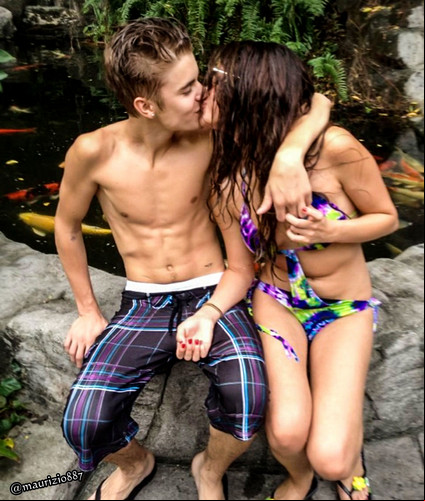 Selena Gomez Wallpaper Titled Selena Gomez Justin Bieber